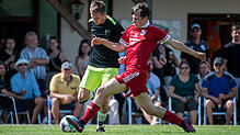 Drei Treffer: Zum 9:1-Kantersieg des FC Bergalingen beim abstiegsbedrohten SV Eggingen steuerte Nils Vogt (vorn auf dem Archivfoto gegen ...