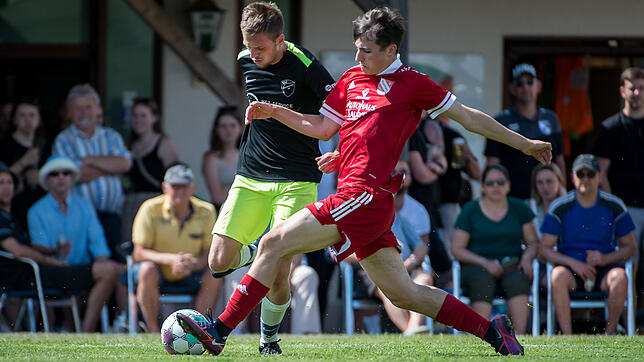 Drei Treffer: Zum 9:1-Kantersieg des FC Bergalingen beim abstiegsbedrohten SV Eggingen steuerte Nils Vogt (vorn auf dem Archivfoto gegen ...