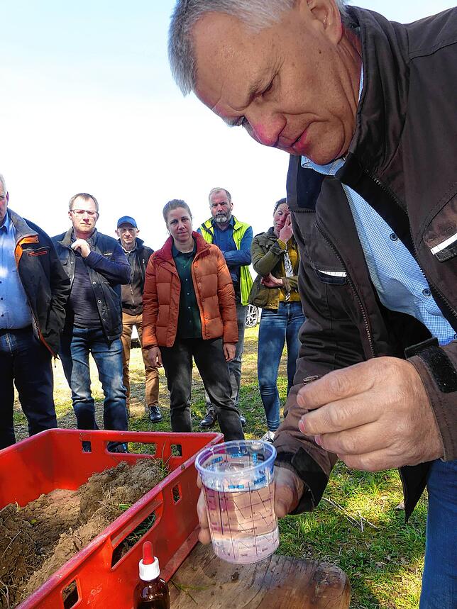 Friedrich Wenz von „Humusfarming“ aus Schwanau, untersucht die mitgebrachten Erdproben auf deren Nährstoffgehalt.