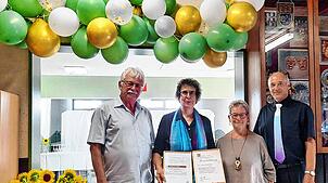 Freude über Ehrungsurkunden: Erhard Zeh vom OMCV, Vorsitzende Cornelia Kainz, Doris Ludin vom OMCV und Dr. Wolfgang Nikolaus, ...