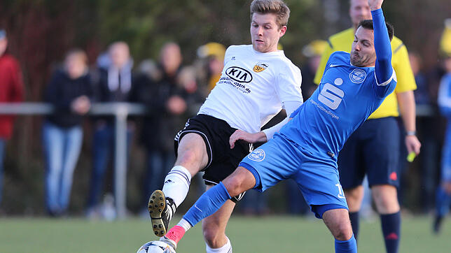 Mit einem gerechten 2:2 haben sich in der Bezirksliga der Hegauer FV (Dietmar Roth, rechts) und der SV Mühlhausen (Marc Labusch) getrennt.