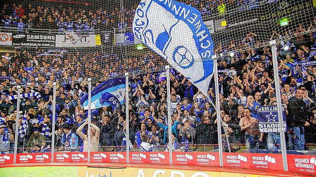 Tolle Stimmung im großen Rund, das noch bis mindestens 2038 &bdquo;Helios-Arena&ldquo; heißen wird. Die Schwenninger Eishockey-Fans ...