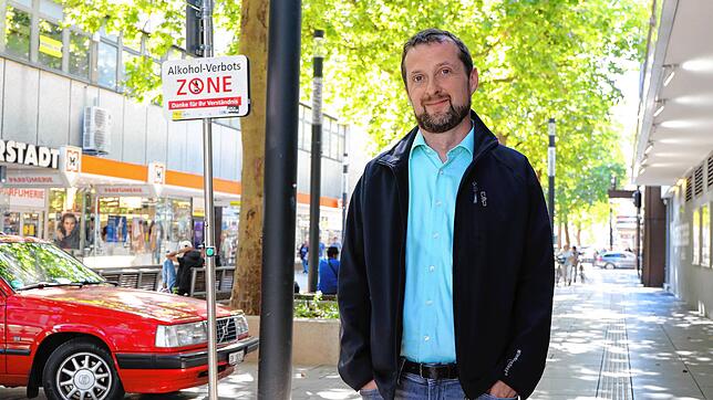 An diesem Tag sitzt niemand mit Bierflasche in der Hegaustraße in Singen. Ordnungsamtsleiter Marcus Berger ist zufrieden mit der ...