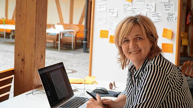 Kerstin Müller gehört zu den Teilnehmern des &bdquo;Summer of Pioneers&ldquo; (Sommer der Pioniere) im Blumenfelder Schloss. Sie sucht ...