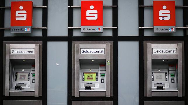 Ermittler haben eine mutmaßliche Bande dabei ertappt, wie sie einen Geldautomaten mit einem hydraulischen Spezialgerät aufgestemmt hat. ...