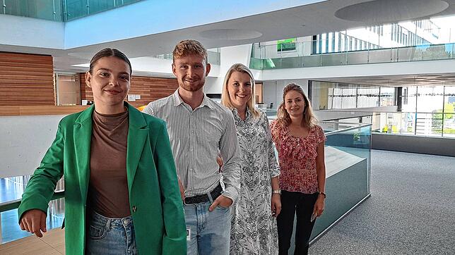 Von links: Melanie Schmalbach, Luis Bihler, Laura Mattes und Anna-Maria von Stein berichten im ZF-Forum von ihren Erfahrungen mit dem ...