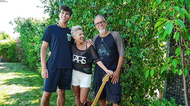 Schlagersängerin Alexandra Hofmann unterstützt das Team Buchholz, Vater Thomas und Sohn Maik, bei den Vorbereitungen zum Revival von ...