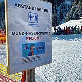 Nur mit Mund-Nasen-Schutz dürfen die Pisten befahren werden.