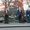 Bahn frei (von links): Andreas Brand (Oberbürgermeister von Friedrichshafen), Ronald Pofalla (Vorstand für Infrastruktur Deutsche Bahn ...