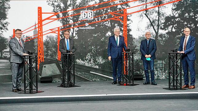 Bahn frei (von links): Andreas Brand (Oberbürgermeister von Friedrichshafen), Ronald Pofalla (Vorstand für Infrastruktur Deutsche Bahn ...