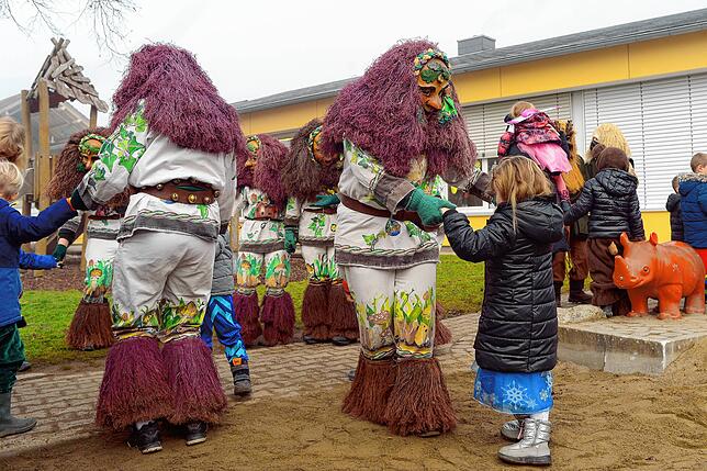Mitten im Nebel ertönt in Ailingen-Berg Musik. Die älteren Kinder dürfen zu den Narren nach draußen und tanzen prompt mit. Die jüngeren ...