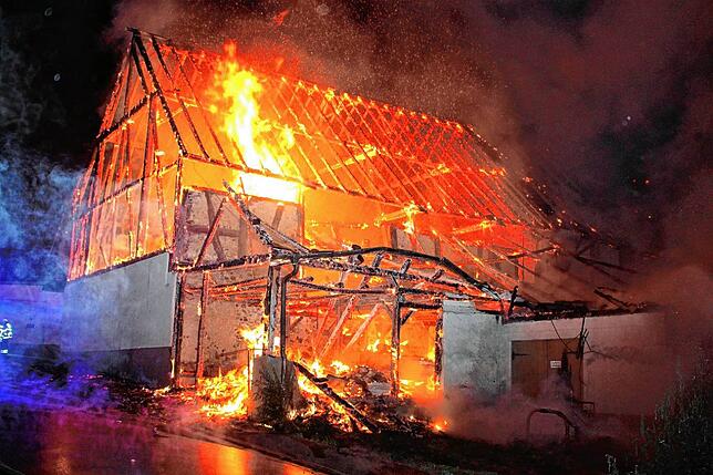 Binnen weniger Minuten standen die Gebäude im Vollbrand. Das schnelle Eingreifen der Feuerwehr konnte ein Übergreifen auf umliegende ...