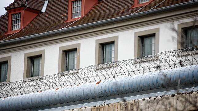 Neues Zuhause für mehrere Monate. Ein 42-jähriger verurteilter Straftäter sitzt nun im Konstanzer Gefängnis ein, weil er die gegen ihn ...