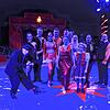 Marianne Frank (Mitte), Direktorin des Waldshut-Tiengener Weihnachtszirkus, in der Manege mit der Artistencrew.