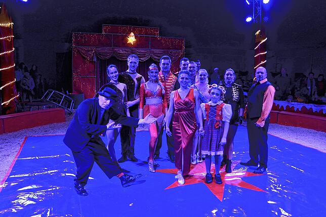 Marianne Frank (Mitte), Direktorin des Waldshut-Tiengener Weihnachtszirkus, in der Manege mit der Artistencrew.
