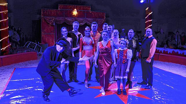 Marianne Frank (Mitte), Direktorin des Waldshut-Tiengener Weihnachtszirkus, in der Manege mit der Artistencrew.