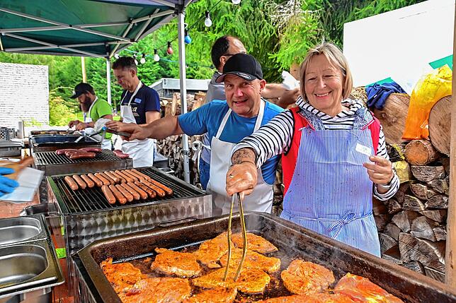 Alle Hände voll zu tun haben die rund 200 ehrenamtlichen Helfer, die für ein gelungenes Fest sorgen. Hier grillen Christine und Michael ...