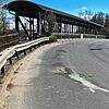 Vom Bahnhof kommend, gerät ein Auto kurz vor der Brücke auf die Gegenfahrbahn. Dann kommt es zur Kollision.