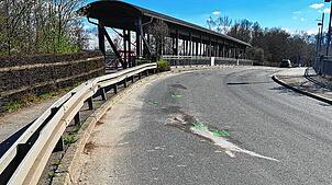 Vom Bahnhof kommend, gerät ein Auto kurz vor der Brücke auf die Gegenfahrbahn. Dann kommt es zur Kollision.