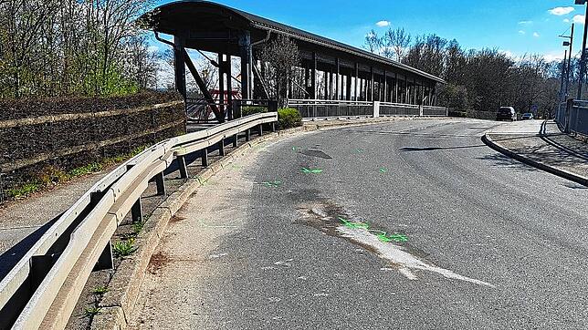 Vom Bahnhof kommend, gerät ein Auto kurz vor der Brücke auf die Gegenfahrbahn. Dann kommt es zur Kollision.
