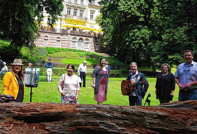 Mit Abstand im Park: Die Künstler der Fotogruppe f7 stellten sich im Freien vor der Villa Berberich selber vor. Von links: Chris ...