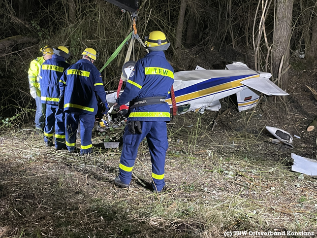 THW-Einsatzkräfte bei der nächtlichen Bergung des Flugzeugs.