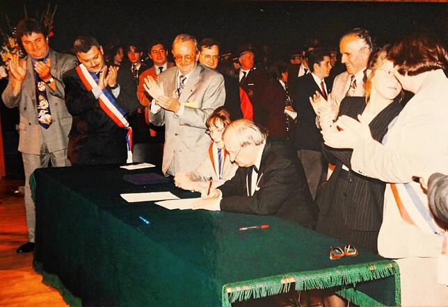 1996: Lauchringens Bürgermeister Bertold Schmidt unterschreibt beim ersten Teil der Verschwisterung in St. Pierre des Chandieu die ...