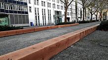 Lange Holzbalken liegen auf dem Mittelstreifen in der Unteren Laube vor dem Technischen Rathaus. Wozu sollen sie gut sein und behindern ...
