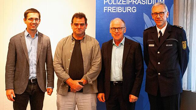 Ehrungen bei der Polizei: Felix Lehr von der DLRG Waldshut-Tiengen mit dem Lebensretter Christof Kunzelmann, Küssabergs Bürgermeister ...