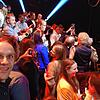 Online-Redakteur Tobias Kaiser (links) im Studio. Im Hintergrund steht Thomas Gottschalk umringt von Fans.