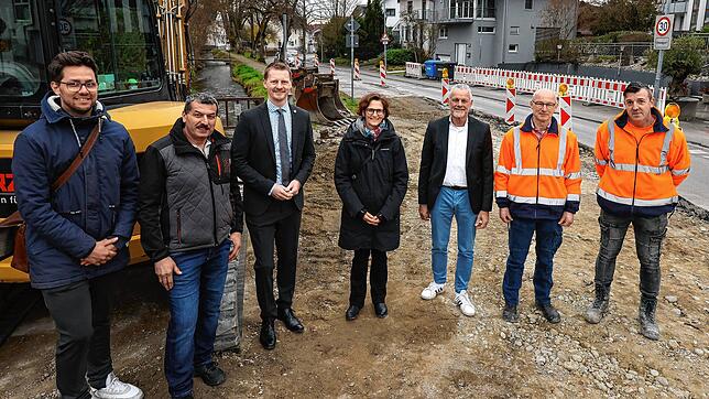 Freuen sich über den Baubeginn im Markelfinger Oberdorf (von links): Lukas Brunner (Planungsbüro Rapp), Andreas Blum (stellvertretender ...