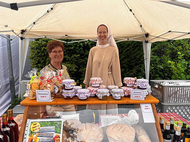 Süßes, Herzhaftes und Hochprozentiges gab es am Stand des Marienklosters Ofteringen.