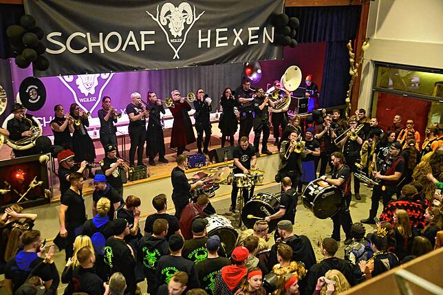 Bild 10: Schoaf-Hexen feiern wilde Partynacht