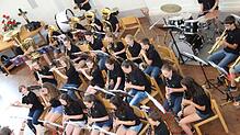 Die Bläserklasse der Realschule Donaueschingen unter Leitung von Jürgen Gauger musiziert in der Christuskirche.