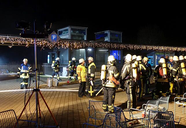 Im Parkhaus am See sind am Sonntagmorgen mehrere Autos in Brand geraten.
