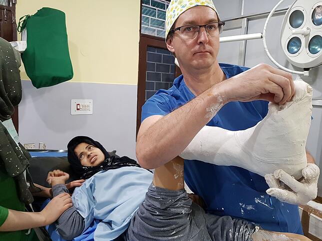 Schmerzhafte Angelegenheit: Dirk Thümmler nimmt bei einer Patientin den ersten Gipswechsel vor. Der Gips muss noch gehalten werden, bis ...