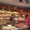 In der Bäckerei Knöpfle bedient Rita Urbanke eine Kundin, hinter ihr ihre Kollegin Michaela Steffen. Bild: Nicole Knöpfle