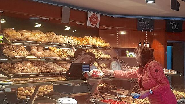 In der Bäckerei Knöpfle bedient Rita Urbanke eine Kundin, hinter ihr ihre Kollegin Michaela Steffen. Bild: Nicole Knöpfle