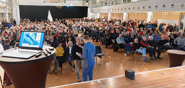 Vor der Veranstaltung im Milchwerk spricht Jens Daniel (links), Vorsitzender des Wassersportclubs Markelfingen, mit Oberbürgermeister ...