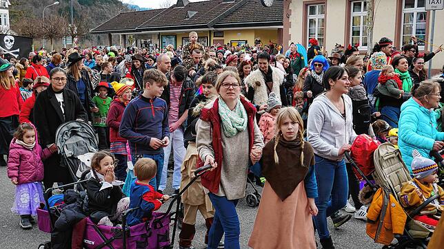 Zahlreiche große und kleine Narren zogen am Donnerstag durch die Stadt.