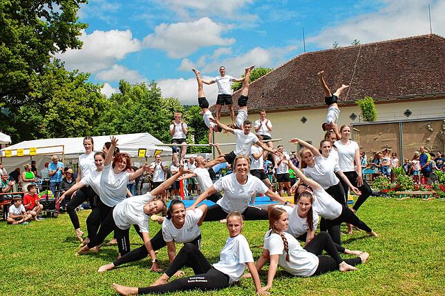 Das Showteam Blues Brothers des Turnvereins Ludwigshafen begeisterte mit seiner akrobatischen Show das Publikum beim Hafenfest.