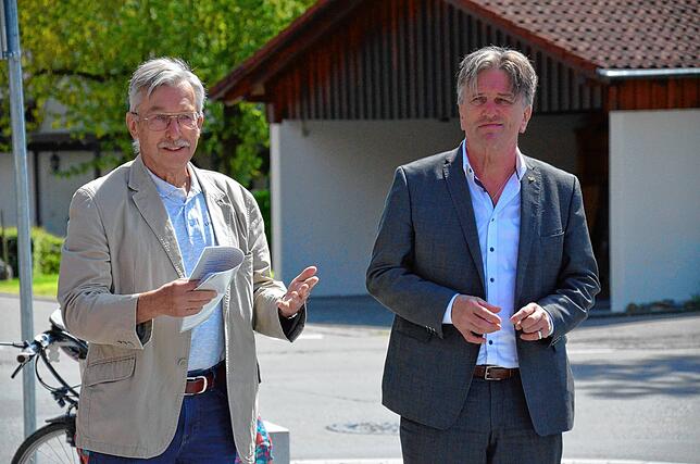 Ingo Kitzmann, Vorsitzender des Vereins Linzgau-Shuttle, gibt Minister Manfred Lucha (von links) vor dem Rathaus in Salem einen Einblick ...