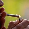 Ein Mann zündet sich einen Joint an.