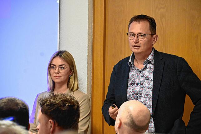 Im Gemeinderat von Eigeltingen stellten Sabrina Harzer und Stephan Einsiedler für EnBW den Entwurf für den Solarpark Habsnest in ...