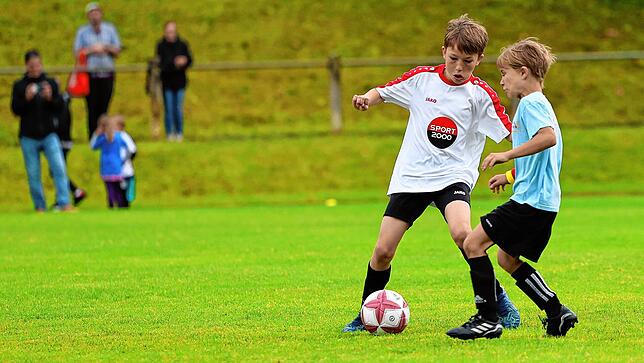 Bild 26: Beim großen Fußballturnier der Radolfzeller Grundschüler zeigen die Nachwuchskicker ihr Talent