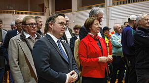 Wahlsieger Fabio Jenisch (vorne) und Amtsinhaberin Christine Trautwein-Domschat am Wahlabend. Bild: Alexandra Günzschel