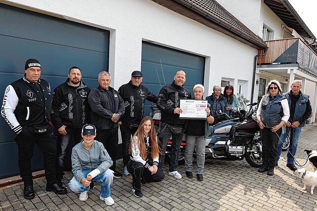 Von Mario Kiefer, Clubchef des Gremium MC Villingen City, erhält Sandra Topler (mit Scheck) vom Tierschutzverein Pfoten-Engel Zollernalb ...