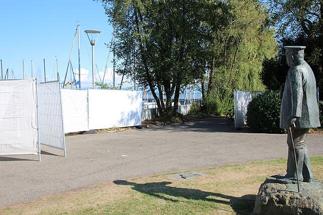 Als bitte Graf Zeppelin gegenüber erster Sichtschutzwände zum Konzert. Der Einlass wird zwischen dem Restaurant Ferdinand und dem ...
