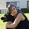 Diese Umarmung seines Frauchens Carolin Hoffmann gefällt Kurt gar nicht &ndash; er dreht seinen Kopf weg und signalisiert damit Unwohlsein.