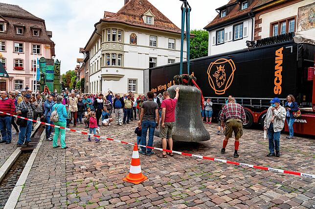 Bild 21: Eine spektakuläre Aktion: Die Münsterglocke wird in einer millimetergenauen Präzisionsarbeit aus dem Turm gehievt, zahlreiche Besucher schauen zu